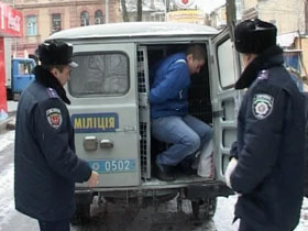 В Одессе двое парней вместе с девушкой совершили разбойное нападение