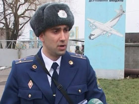 В Одессе офицер приковал себя возле воинской части, требуя справедливости