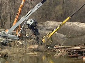 Під час ліквідації аварії у Гідропарку перекинувся підйомний кран