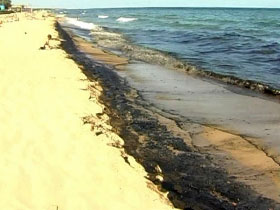 В Черное море в результате аварии попало 300 литров мазута