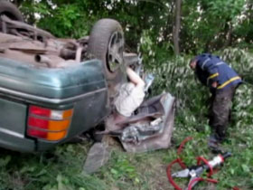 Вблизи Мариуполя водитель "Форда" не справился с управлением: двое погибших