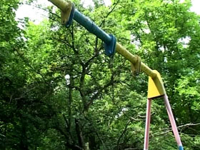 Во Львове трое подростков сдали в металлолом качели с детской площадки