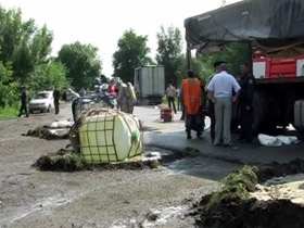 В Днепропетровске в результате ДТП на улицу вылилось 1,5 тонны соляной кислоты