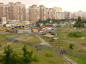 Третій рік мешканці вул. Маяковського в Києві воюють із забудовниками пустиря