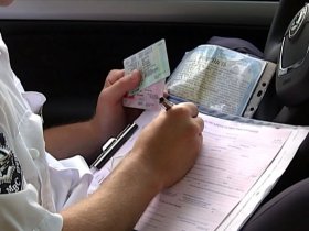 Теперь водители имеют право не отдавать водительские права инспектору ГАИ