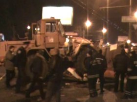 В Харькове трактор раздавил "БМВ": шансов выжить у водителя не было
