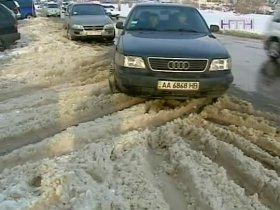 В заснеженном Киеве власти хотят вернуть на дороги эвакуаторы