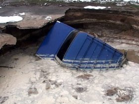 У Святошинському районі столиці машина провалилася в 7-метрову яму з водою