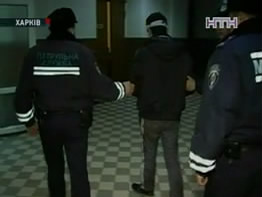 В Харькове грабитель при задержании ранил милиционера ножом