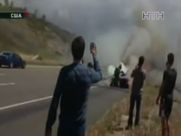 В Америке чудом уцелевший водитель Ламборгини фотографировался рядом со сгоревшей машиной на память