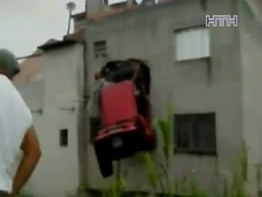 У Бразилії автомобіль влетів на другий поверх будинку
