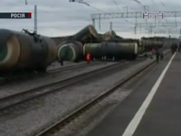 Легковушка протаранила поезд на переезде в России