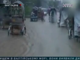 Страшна повінь затоплює Бангладеш