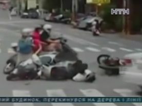 На Тайвані свідки проігнорували ДТП