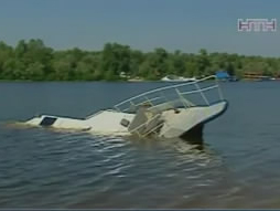 Возле киевского пляжа затонул катер