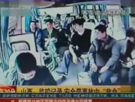 В Китае автобус слетел в кювет
