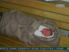 Мать-кукушка с Волыни подкинула младенца на железнодорожную станцию