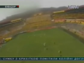 Еквадорські футбольні фани стрибали на поле з парашутами