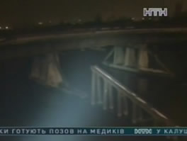 В Мариуполе водитель грузовика, спасая трамвай, свернул с моста