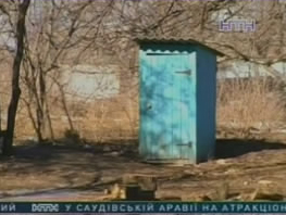 Полтавчанка выбросила новорожденную в выгребную яму