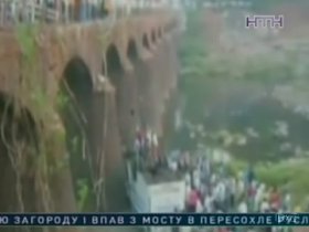 В Индии автобус врезался в заграждение, 37 человек погибли