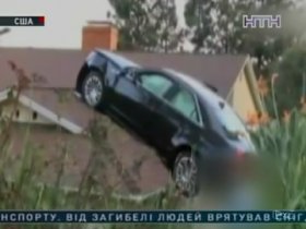 В Калифорнии автомобиль вылетел на крышу дома