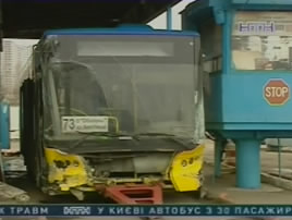 В столице автобус, полный пассажиров, чуть не упал с моста
