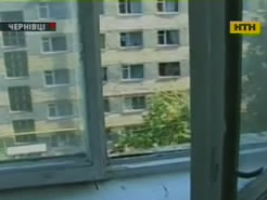 В Черновцах студент выпал из окна