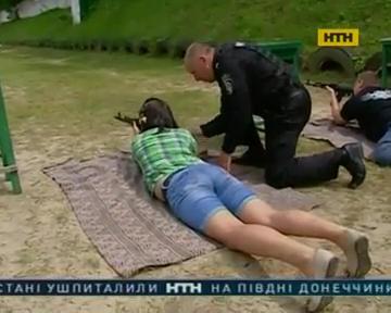 На Киевщине журналистов научили пользоваться оружием