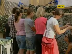 Українки плетуть маскувальні сітки для вояків