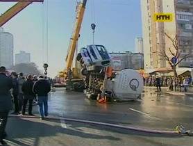 Полная цистерна масла перевернулась в Киеве