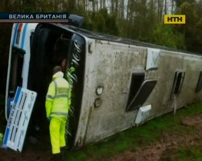 В Англии перевернулся школьный автобус