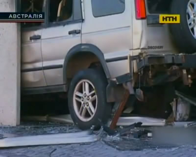 Австралійці на краденому авті врізалися в ТРЦ