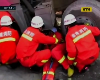 Спасатели в Китае вытащили из-под тягача живого мужчину