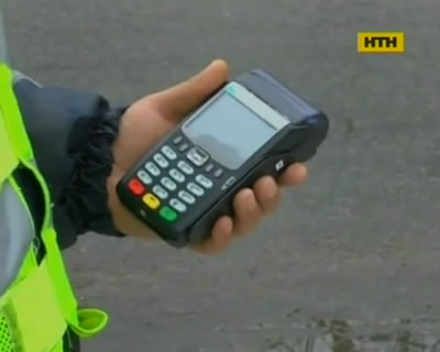Вскоре штрафы ГАИ можно будет платить на месте карточкой