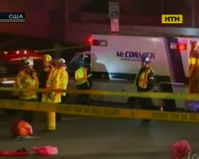 В США автомобили врезались в толпу с детьми