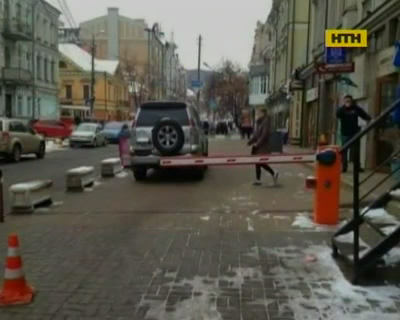 На столичных тротуарах появляются шлагбаумы