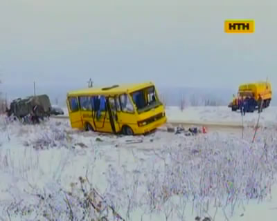 На Сумщине военный УРАЛ протаранил школьный автобус