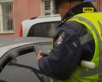 В Ровно ГАИ проводит рейд против парковки на тротуарах