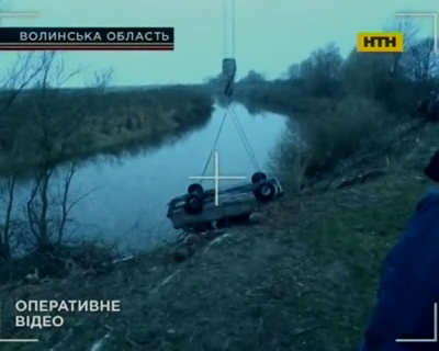 На Волыни легковушка, полная людей, упала в реку