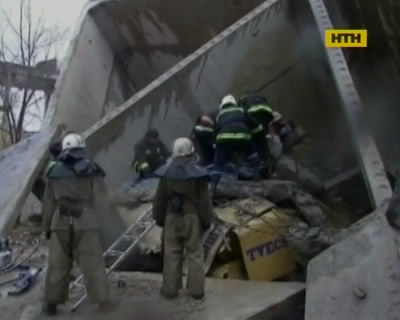 На Херсонщине здание упало на погрузчик