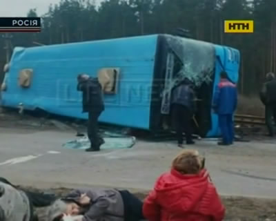 В России столкнулись поезд и автобус