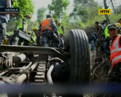 В Непале в пропасть упал автобус