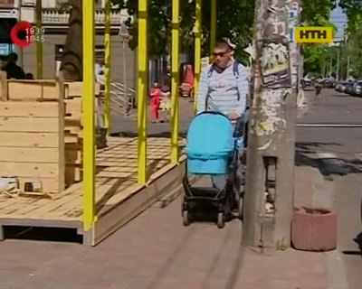 Летние площадки кафе не оставили киевлянам места на тротуарах