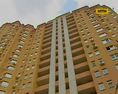 В Киеве мужчина при загадочных обстоятельствах выпал с балкона