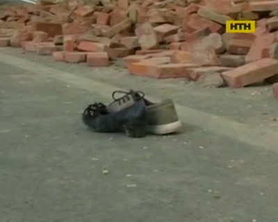 В Китае стена упала на прохожих