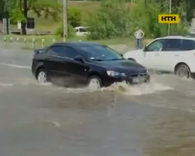 У киевлян нет горячей воды в квартирах, а вот на улице - сколько угодно