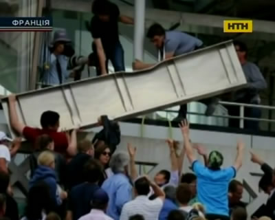 На французских болельщиков упал экран