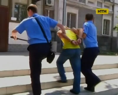 У Дніпропетровську рецидивісти пограбували та згвалтували дівчину
