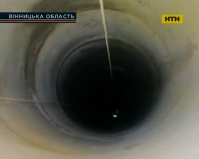 Винницкие спасатели вытащили мужчину из 23-метрового колодца